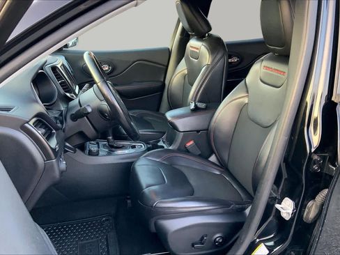 Used 2019 Jeep Cherokee Trailhawk AWD/4WD image 8