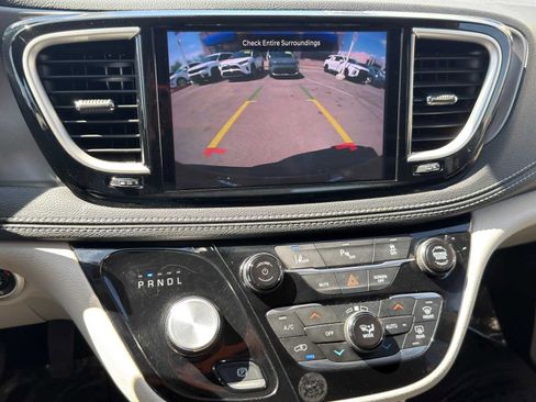 Used 2023 Chrysler Pacifica Touring-L FWD image 21