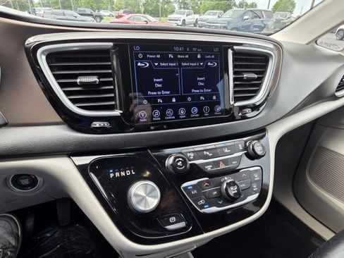 Used 2017 Chrysler Pacifica Touring-L Plus w/ Advanced Safetytec Group FWD image 6