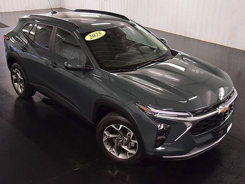 Used 2025 Chevrolet Trax LT w/ Driver Confidence Package FWD image 11