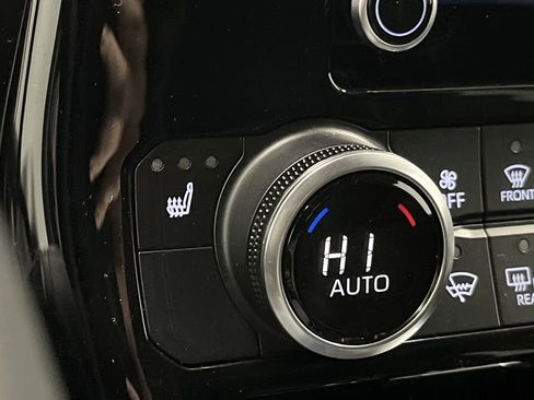 Used 2024 Toyota Highlander XLE image 8