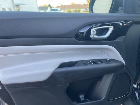 Used 2023 Jeep Compass Limited image 10