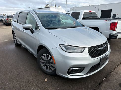 Used 2023 Chrysler Pacifica Touring-L image 4