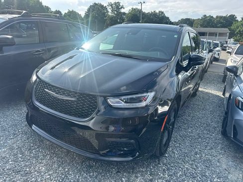 Used 2025 Chrysler Pacifica Limited FWD image 1