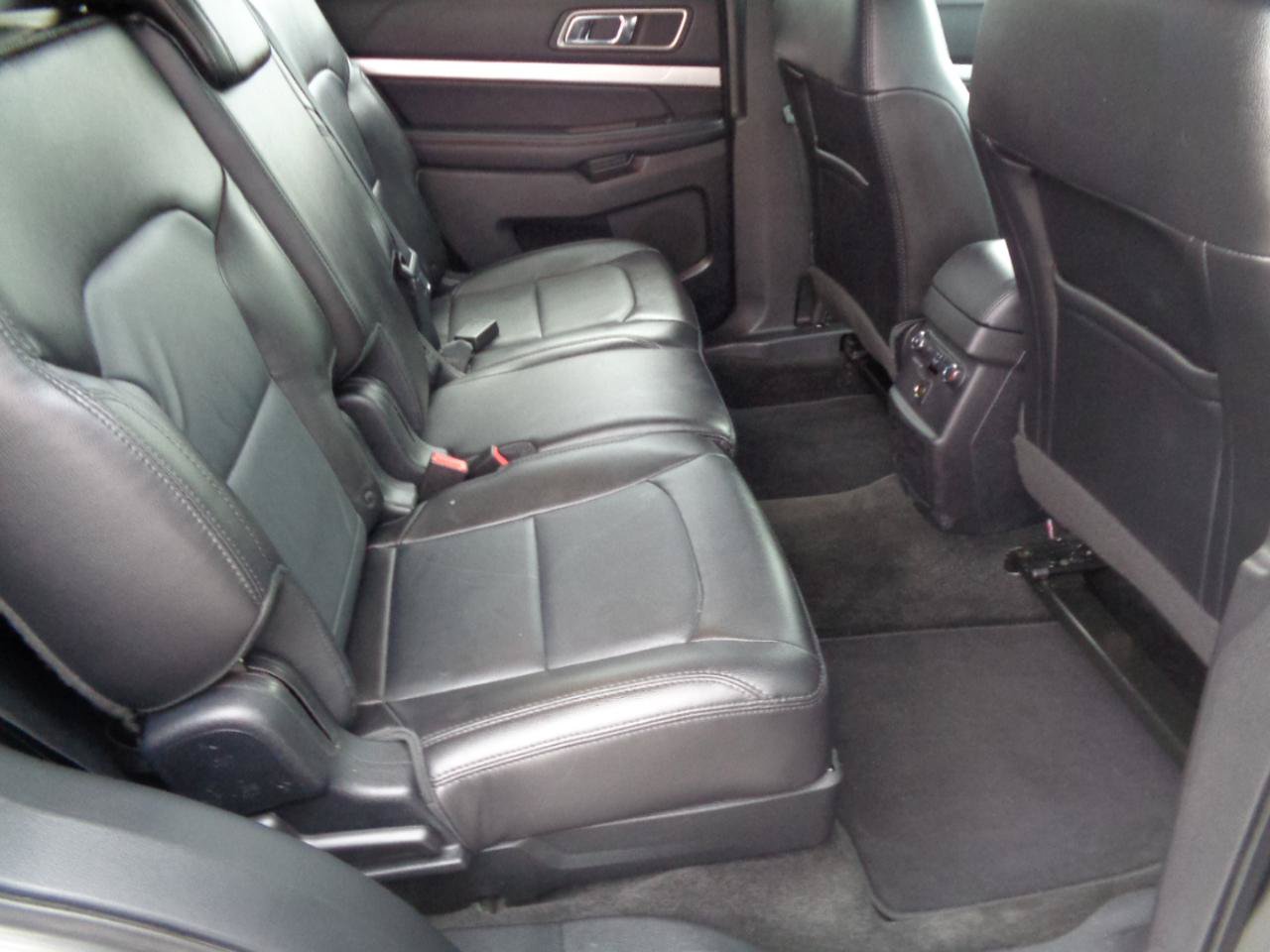 Used 2017 Ford Explorer XLT w/ Equipment Group 202A AWD/4WD image 8