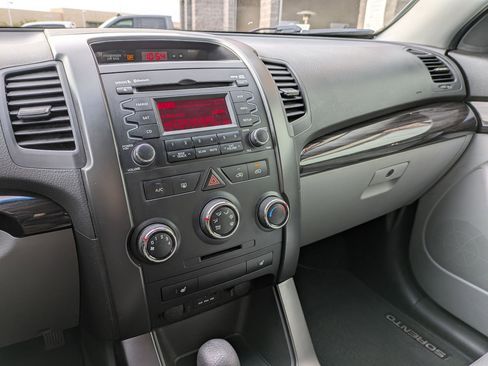 Used 2011 Kia Sorento LX w/ Convenience Pkg image 15