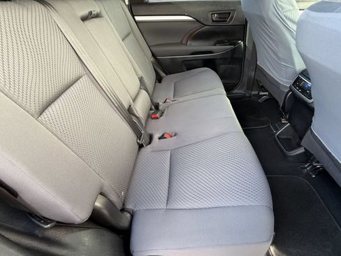 Used 2015 Toyota Highlander LE FWD image 31