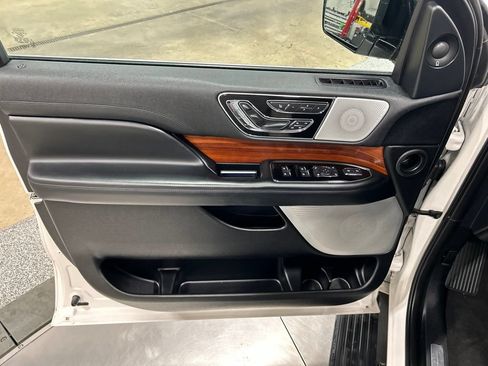Used 2019 Lincoln Navigator Reserve AWD/4WD image 13