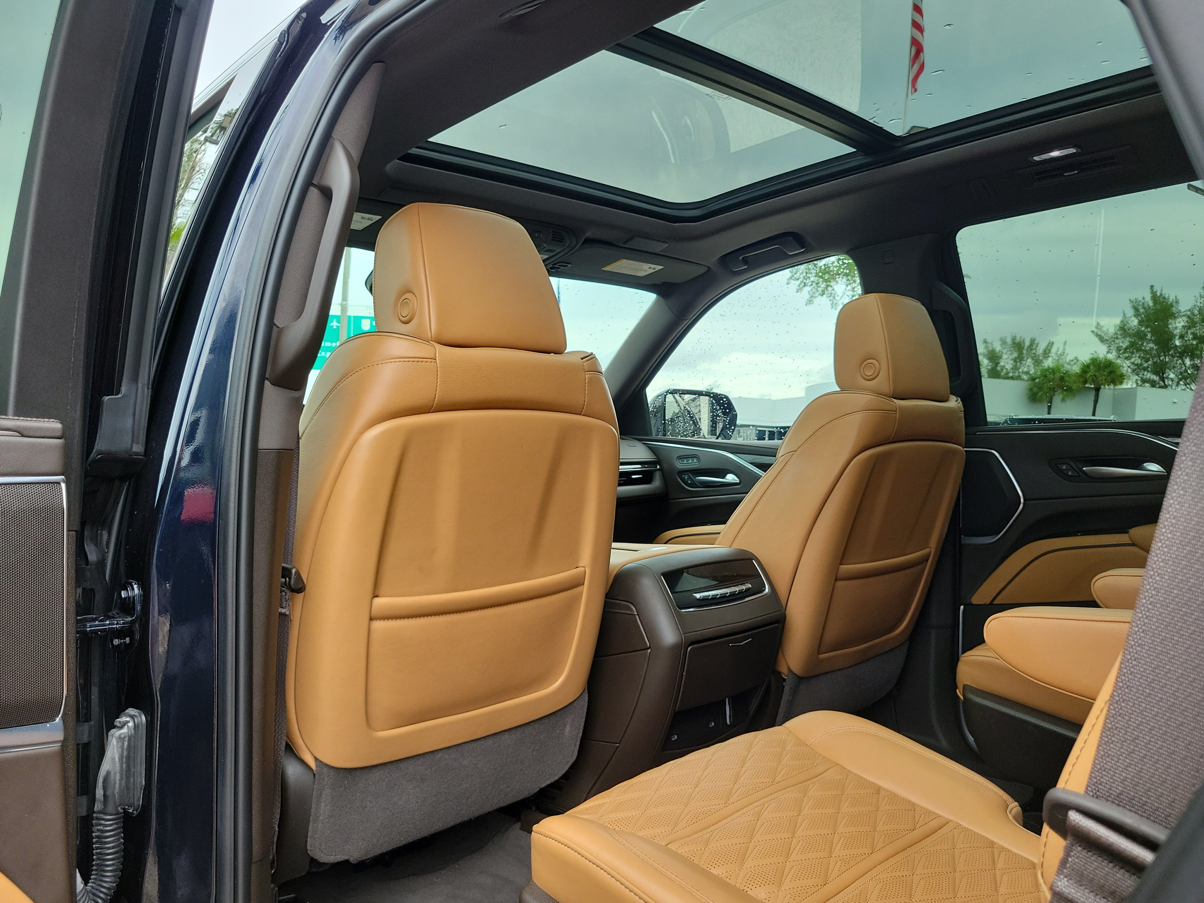 Used 2023 Cadillac Escalade Premium Luxury w/ LPO, Radiant Package AWD/4WD image 16