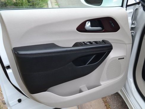 Used 2017 Chrysler Pacifica Limited FWD image 16