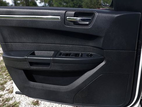 Used 2010 Chrysler 300 Touring RWD image 37