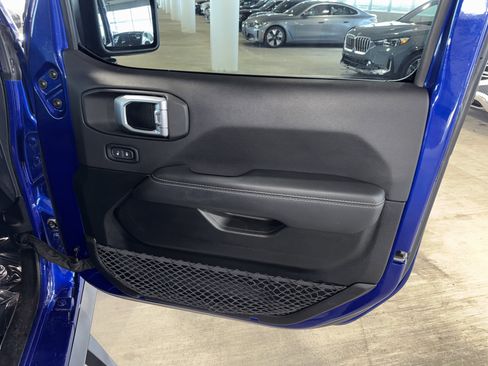 Used 2020 Jeep Wrangler Unlimited Sahara w/ Uconnect 4C Nav & Sound Group AWD/4WD image 9