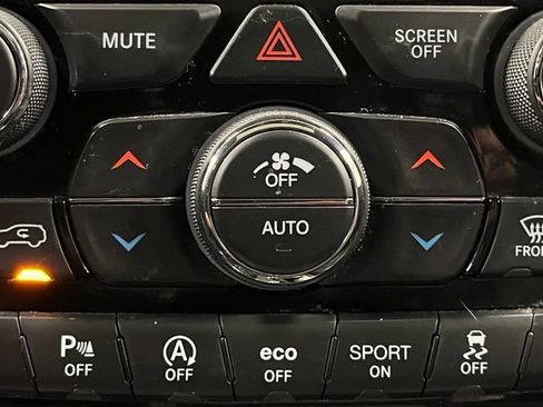 Used 2020 Jeep Grand Cherokee Limited w/ Luxury Group II AWD/4WD image 39