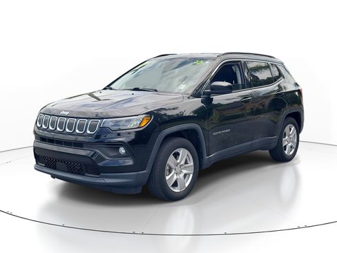 Used 2022 Jeep Compass Latitude FWD image 3