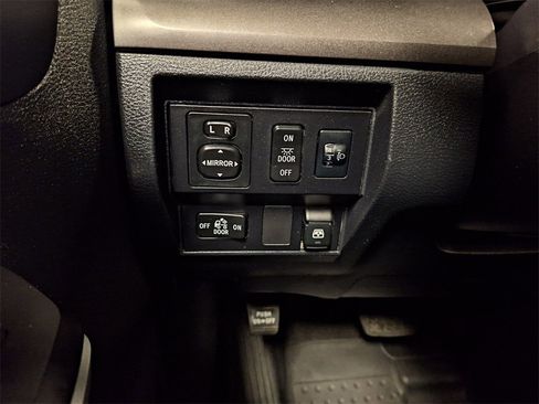 Used 2017 Toyota Tundra SR5 image 18