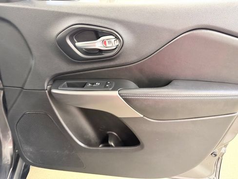 Used 2019 Jeep Cherokee Latitude Plus w/ Comfort/Convenience Group FWD image 33