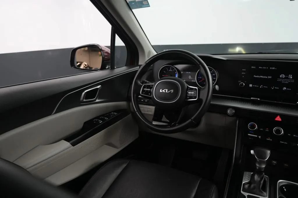 Used 2023 Kia Carnival LX FWD image 34