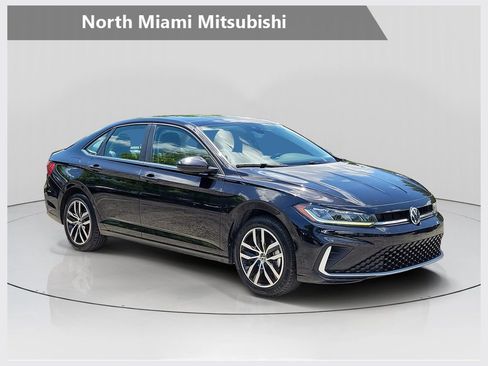 Used 2025 Volkswagen Jetta SE FWD image 1