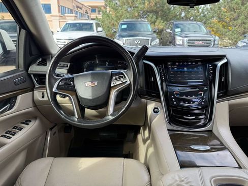 Used 2018 Cadillac Escalade Luxury image 27