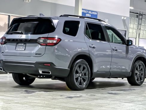 Certified 2025 Honda Pilot Sport image 8