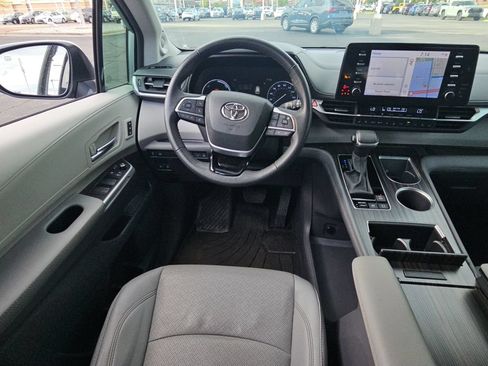 Certified 2023 Toyota Sienna Limited FWD image 9