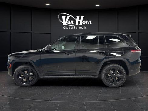 Certified 2024 Jeep Grand Cherokee Limited w/ Luxury Tech Group II AWD/4WD image 4