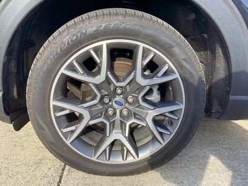 Used 2025 Ford Explorer Platinum w/ Ultimate Package image 5