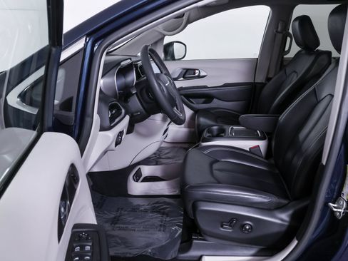 Used 2023 Chrysler Pacifica Touring-L FWD image 7