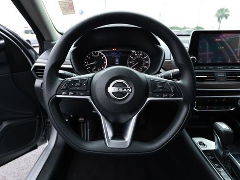 Used 2024 Nissan Altima 2.5 SV FWD image 11