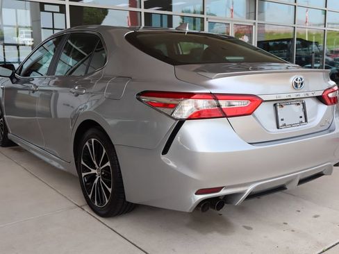 Used 2020 Toyota Camry SE w/ Sunroof Package FWD image 6