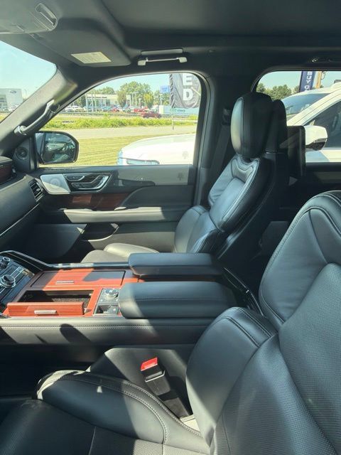 Used 2022 Lincoln Navigator Reserve AWD/4WD image 2