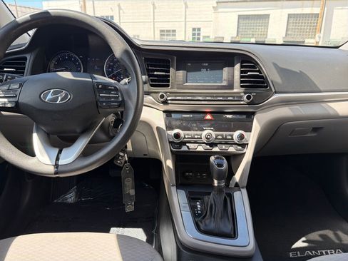 Used 2020 Hyundai Elantra SE FWD image 26