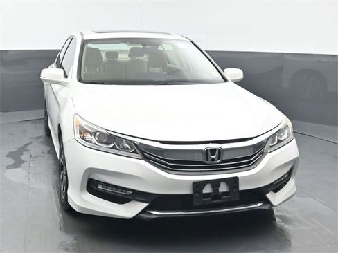 Used 2017 Honda Accord EX image 8