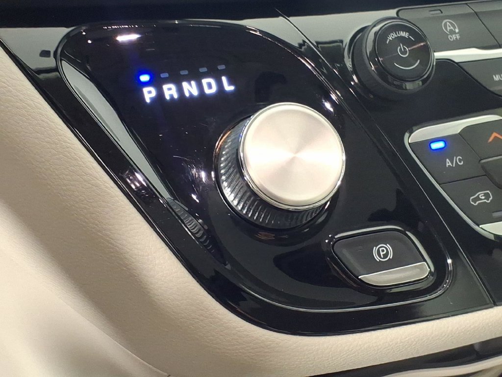 Used 2020 Chrysler Pacifica Limited FWD image 30