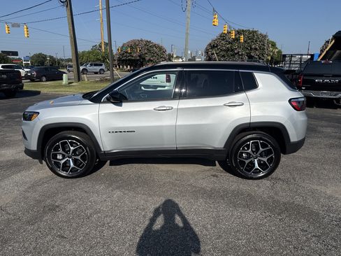 Used 2025 Jeep Compass Limited AWD/4WD image 6