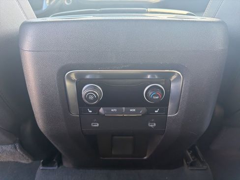 Used 2024 Chevrolet Suburban Premier image 32