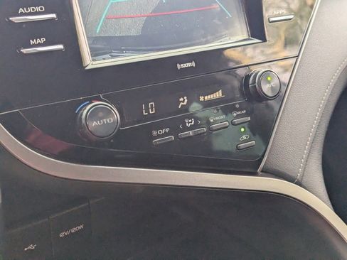 Used 2020 Toyota Camry SE w/ Blackout Package image 24