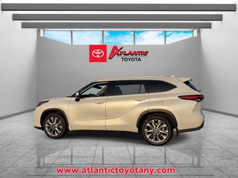 Used 2022 Toyota Highlander Limited image 4