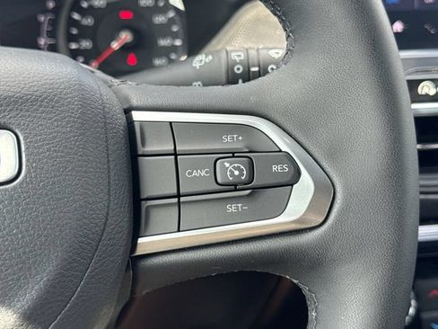 Used 2025 Jeep Compass Latitude w/ Convenience Group AWD/4WD image 30