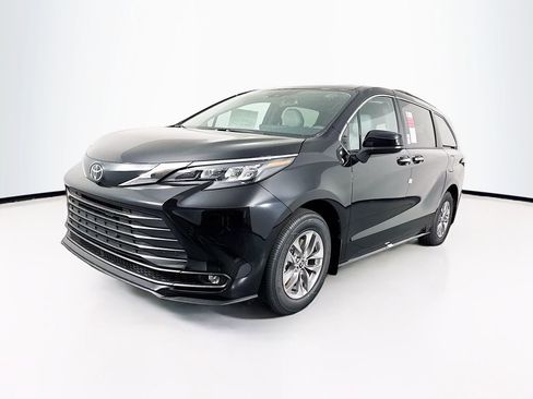 New 2026 Toyota Sienna XLE image 3