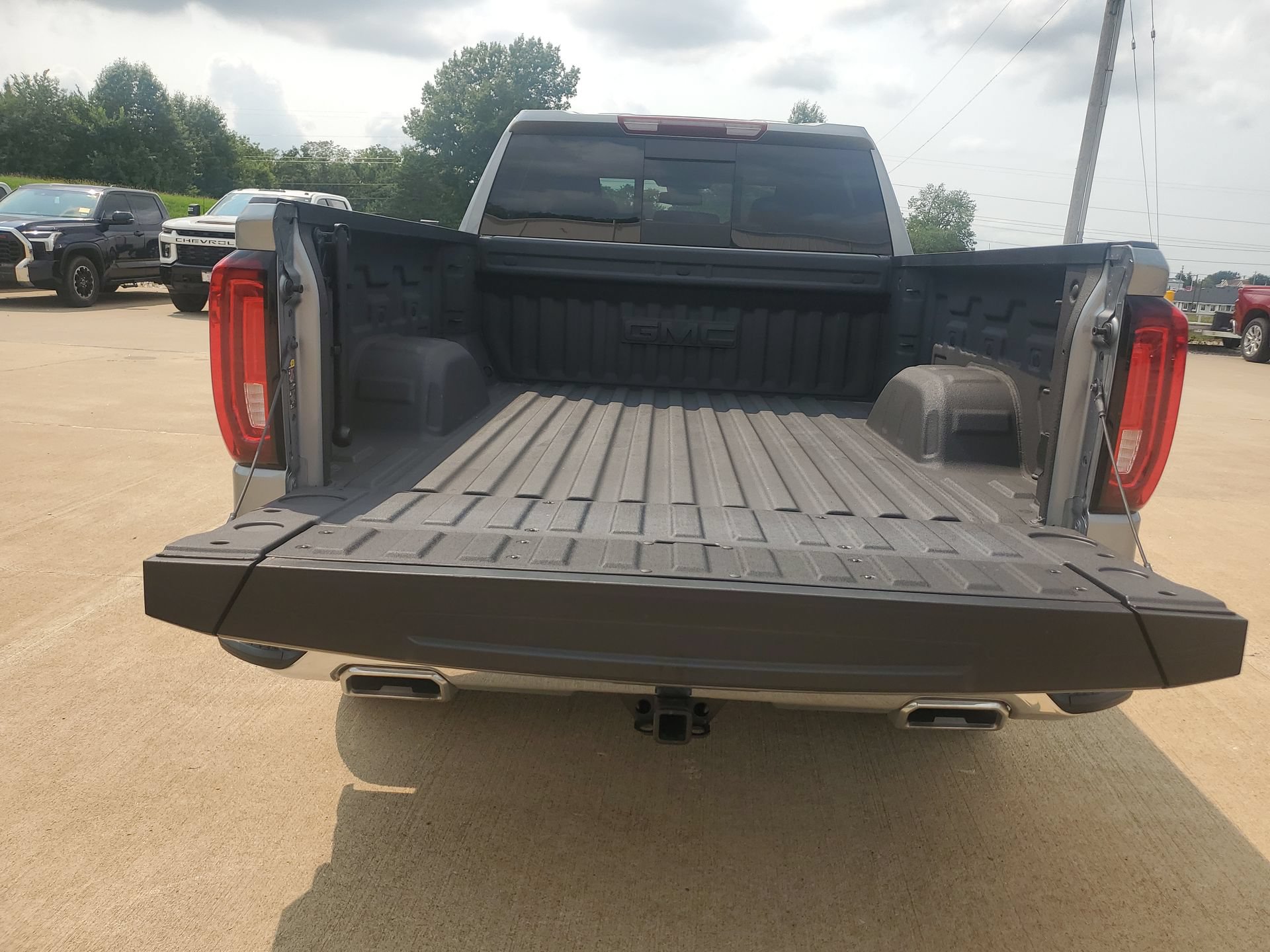 Used 2025 GMC Sierra 1500 SLT w/ SLT Premium Plus Package AWD/4WD image 32