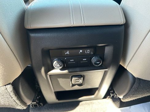 Used 2022 Chevrolet Traverse LS image 11