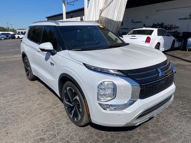 Used 2023 Mitsubishi Outlander SEL AWD/4WD image 2
