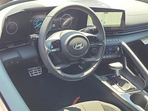 New 2025 Hyundai Elantra SEL image 2