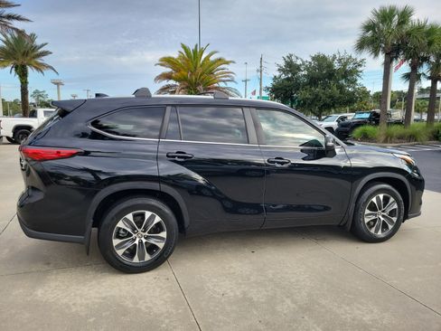 Used 2023 Toyota Highlander XLE FWD image 7