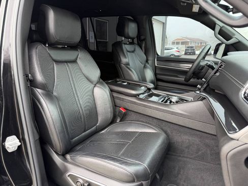 Used 2022 Jeep Wagoneer Series I AWD/4WD image 14