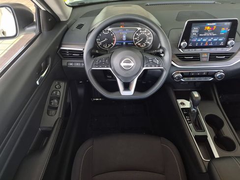 Used 2025 Nissan Altima 2.5 SV FWD image 24