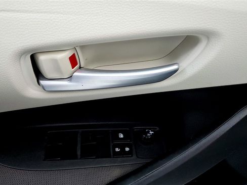 Used 2021 Toyota Corolla LE image 23