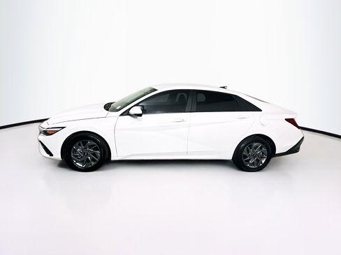 Used 2025 Hyundai Elantra Blue image 4