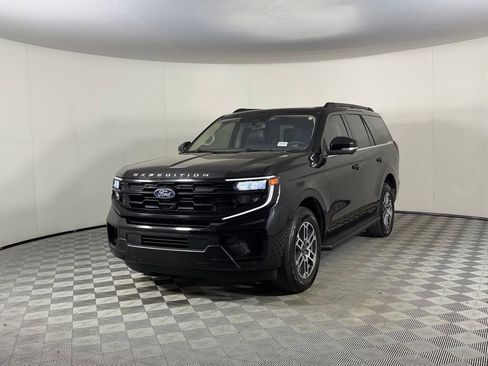 Used 2025 Ford Expedition Active AWD/4WD image 3